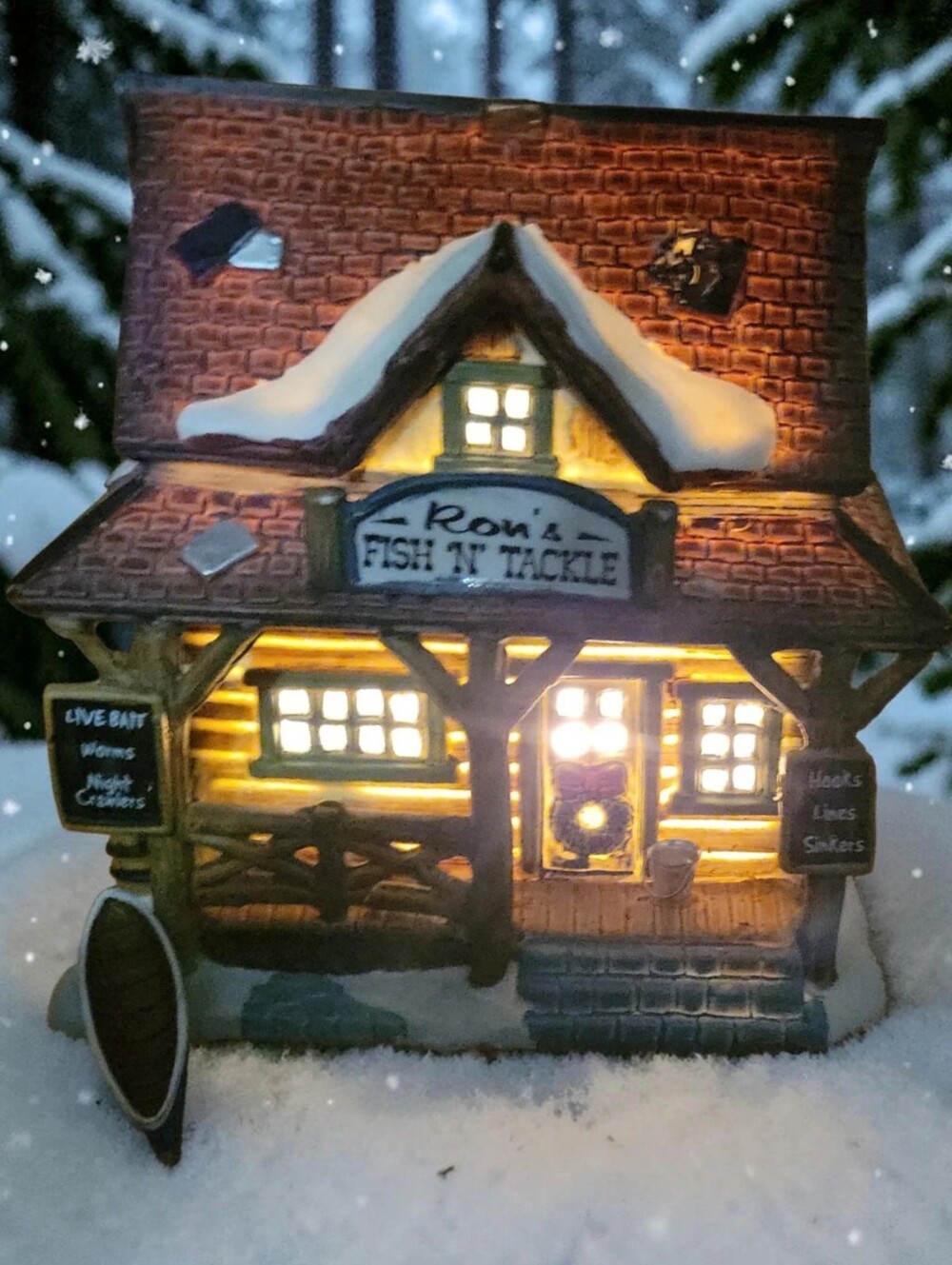 Vtg 2001 Lemax Winter Ron’s Fish Tackle Bait Shop #15583 Canoe Christmas Village